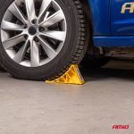 Zakladací klin pod koleso automobilu, plastový – Obrázok 3